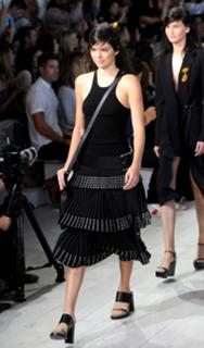 Kendall Jenner feet photo thumbnail