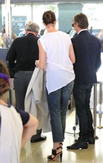 Anne Hathaway feet photo thumbnail