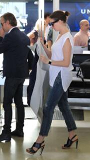 Anne Hathaway feet photo thumbnail