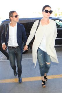 Anne Hathaway feet photo thumbnail