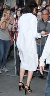 Anne Hathaway feet photo thumbnail