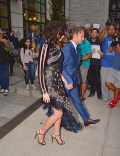 Anne Hathaway feet photo thumbnail