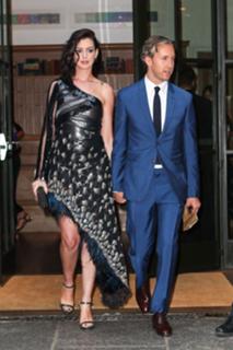 Anne Hathaway feet photo thumbnail