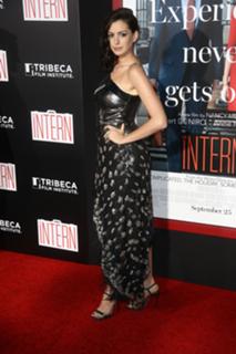 Anne Hathaway feet photo thumbnail