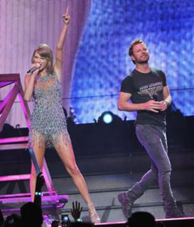 Taylor Swift feet photo thumbnail