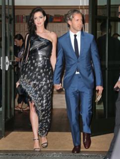Anne Hathaway feet photo thumbnail