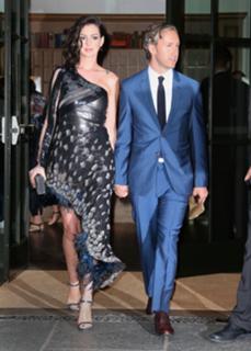 Anne Hathaway feet photo thumbnail