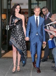 Anne Hathaway feet photo thumbnail