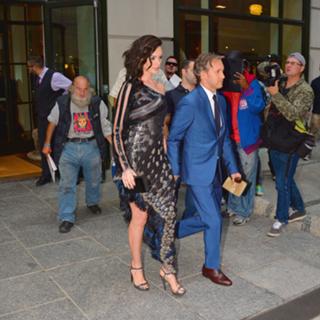 Anne Hathaway feet photo thumbnail