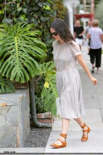 Rachel Bilson feet photo thumbnail