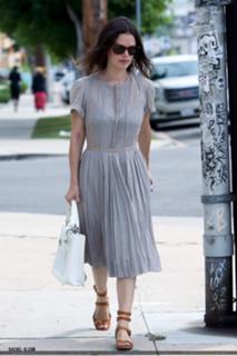 Rachel Bilson feet photo thumbnail