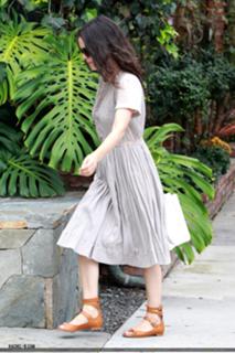 Rachel Bilson feet photo thumbnail