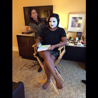 Mindy Kaling feet photo thumbnail