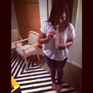 Mindy Kaling feet photo thumbnail