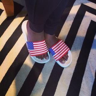 Mindy Kaling feet photo thumbnail