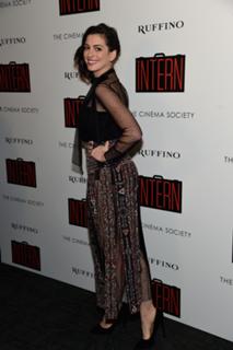 Anne Hathaway feet photo thumbnail