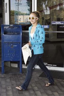 Hayden Panettiere feet photo thumbnail