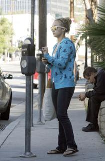 Hayden Panettiere feet photo thumbnail