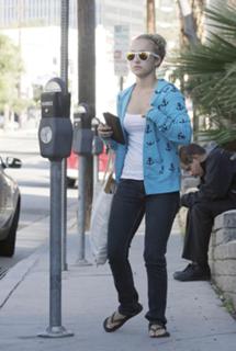 Hayden Panettiere feet photo thumbnail