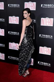 Anne Hathaway feet photo thumbnail