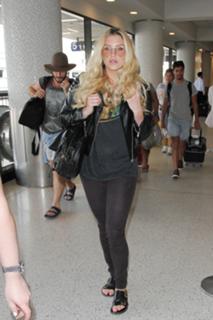 Kesha feet photo thumbnail