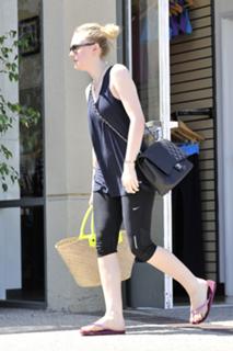Dakota Fanning feet photo thumbnail