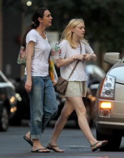 Dakota Fanning feet photo thumbnail