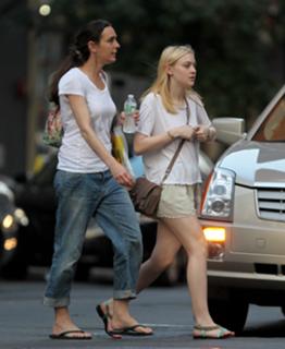 Dakota Fanning feet photo thumbnail