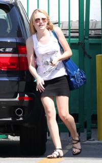 Dakota Fanning feet photo thumbnail