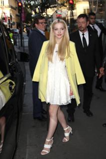 Dove Cameron feet photo thumbnail