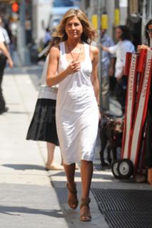 Jennifer Aniston feet photo thumbnail