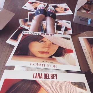 Lana Del Rey feet photo thumbnail