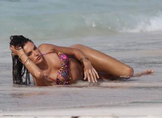 Alessandra Ambrosio feet photo thumbnail