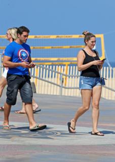 Kelly Brook feet photo thumbnail