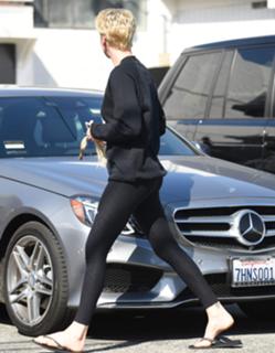 Charlize Theron feet photo thumbnail