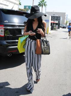 Vanessa Hudgens feet photo thumbnail