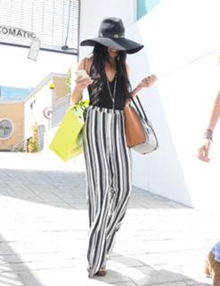 Vanessa Hudgens feet photo thumbnail