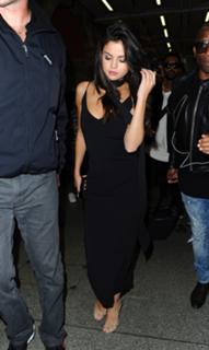Selena Gomez feet photo thumbnail