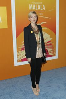 Scarlett Johansson feet photo thumbnail