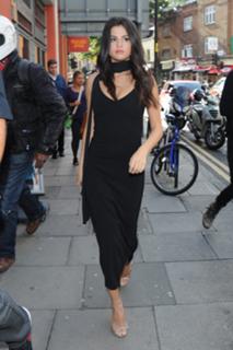 Selena Gomez feet photo thumbnail