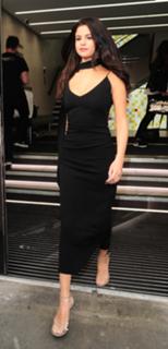Selena Gomez feet photo thumbnail