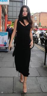 Selena Gomez feet photo thumbnail