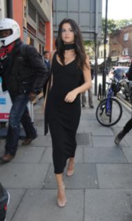 Selena Gomez feet photo thumbnail