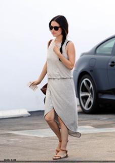 Rachel Bilson feet photo thumbnail