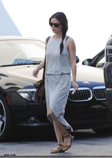 Rachel Bilson feet photo thumbnail
