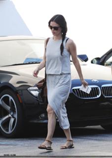 Rachel Bilson feet photo thumbnail