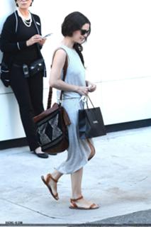 Rachel Bilson feet photo thumbnail