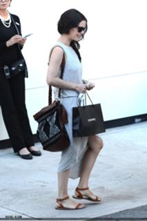 Rachel Bilson feet photo thumbnail