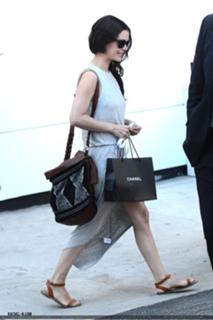 Rachel Bilson feet photo thumbnail