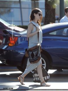 Rachel Bilson feet photo thumbnail